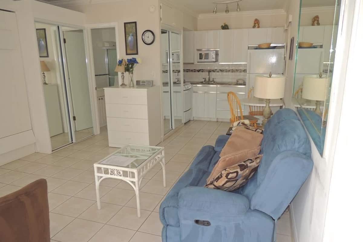 Studio (Intracoastal View) | Private kitchen | Full-size fridge, microwave, oven, stovetop