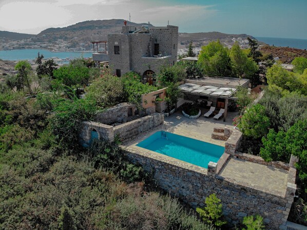 Outdoor pool - Pool Villa for 10 people next to the beach and the city center (skala patmos)