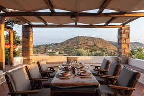 Outdoor dining - Pool Villa for 10 people next to the beach and the city center (skala patmos)