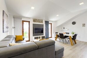 TV, fireplace - Apartmani Bosa A2 sea view (Zadar)