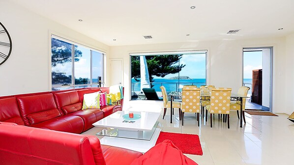 TV, DVD player - Luxury and Beachfront on Franklin (Encounter Bay)