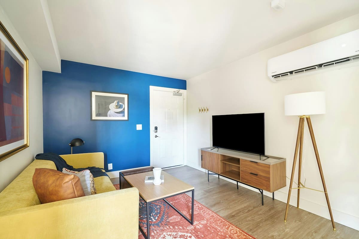 Appartement, 1 chambre | Salle de séjour | Télévision à écran plat