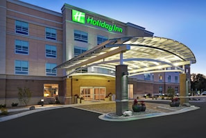 A Holiday Inn hotel with a covered entrance and a brick facade. - Holiday Inn Grand Rapids North - Walker by IHG (Grand Rapids)