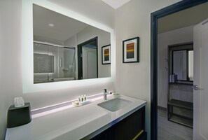 Articles de toilette gratuits, sèche-cheveux, serviettes fournies, savon