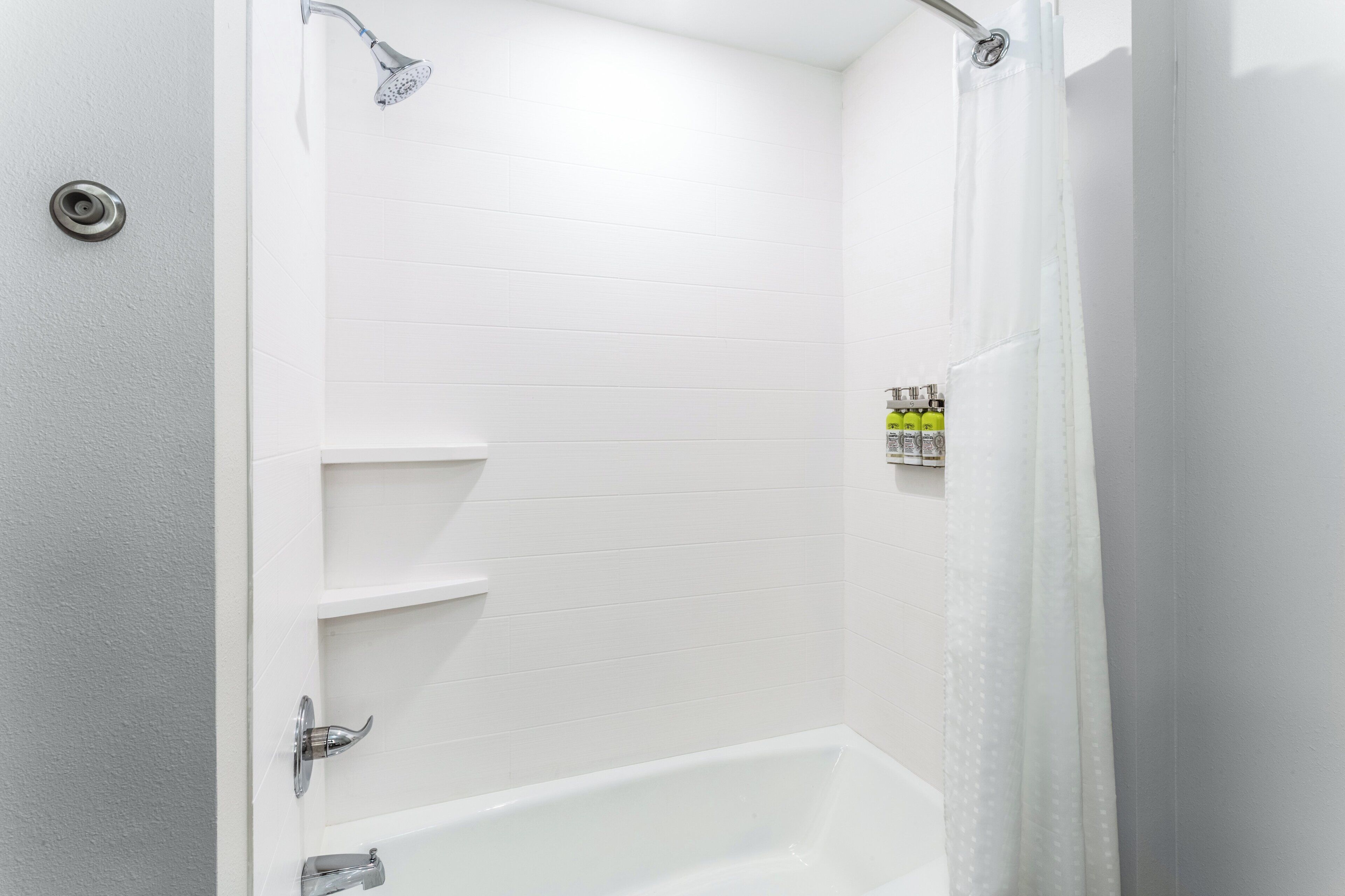 Ein Badezimmer mit Dusche, Badewanne und Toilette.