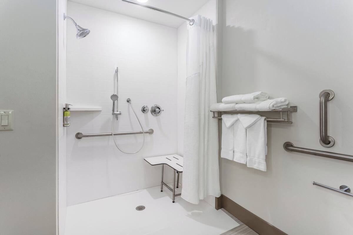 Standardrum - 1 kingsize-säng - tillgänglighetsanpassat (Communication, Roll-In Shower) | Värdeförvaringsskåp på rummet och mörkläggningsgardiner