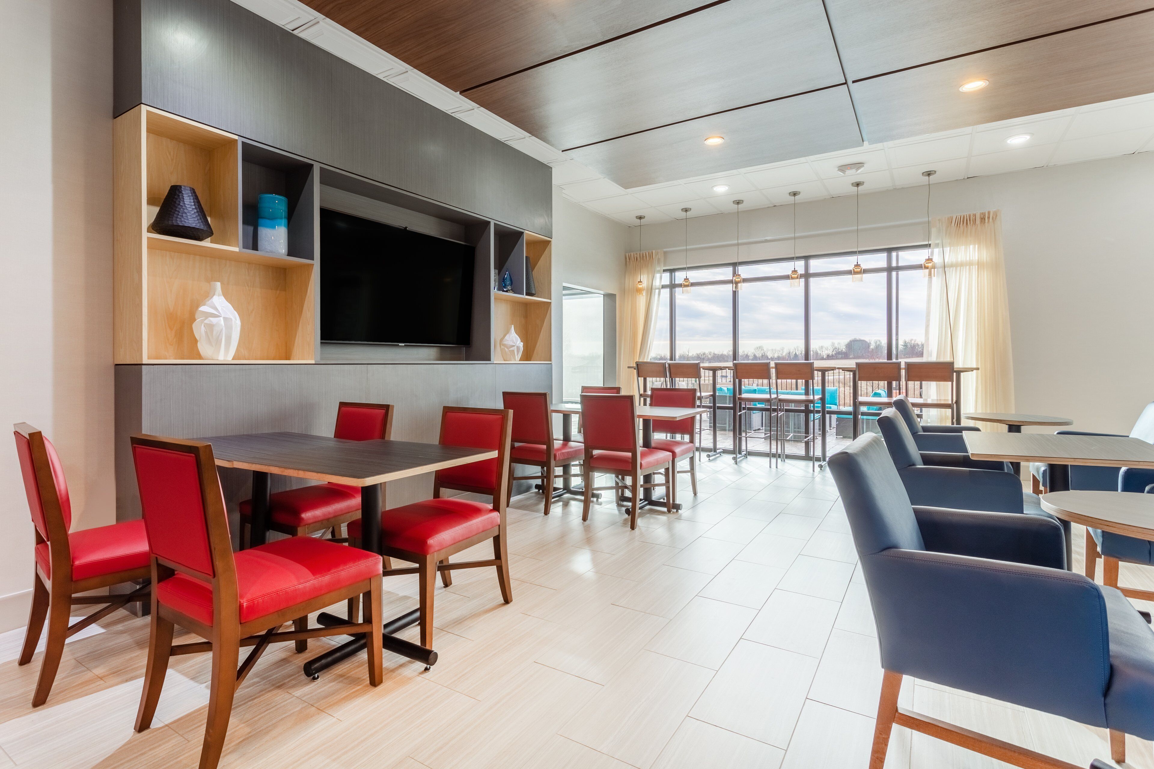 朝食 (コンチネンタル ブレックファスト)、毎日提供 (無料)