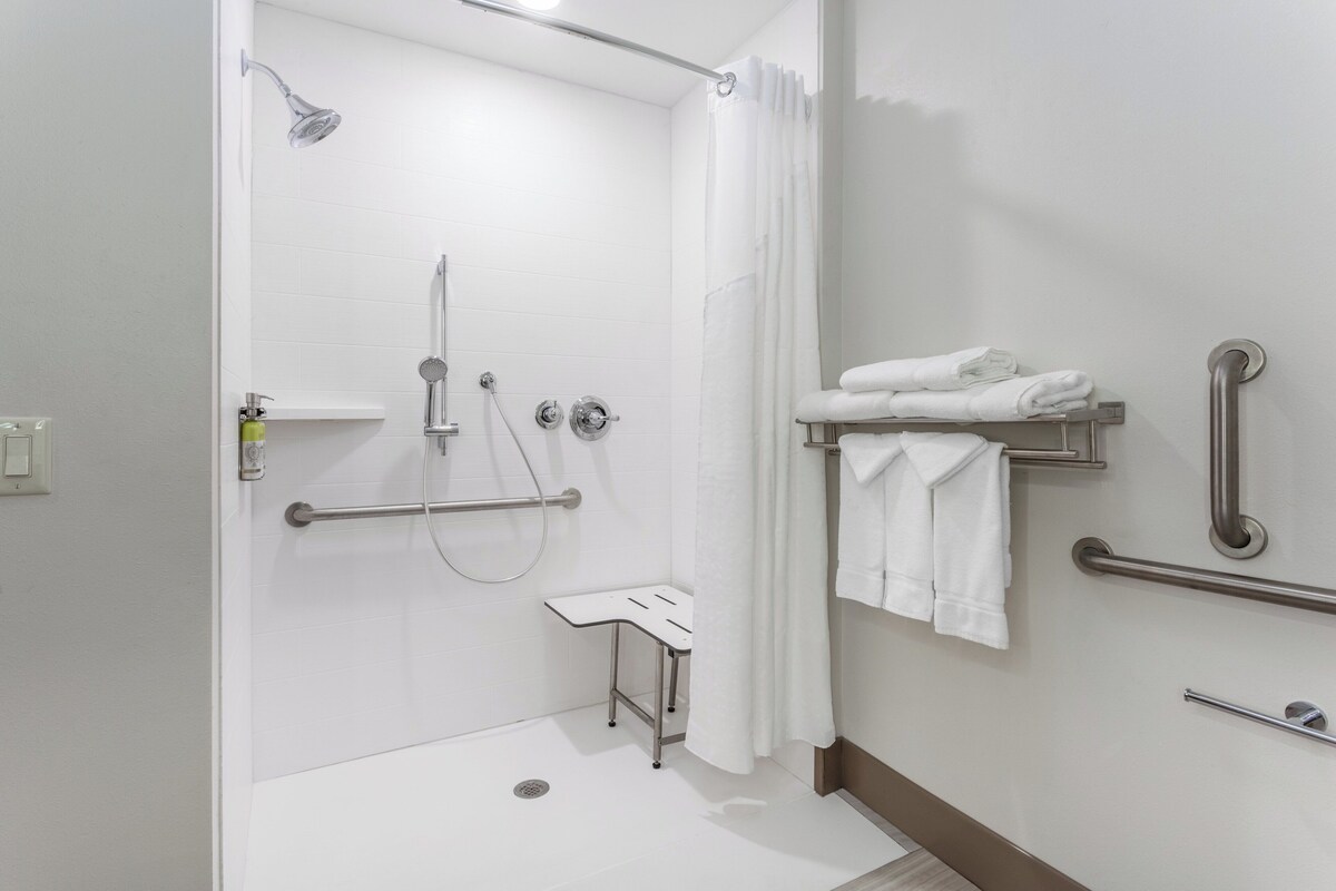 Quarto standard, 1 cama King, acessível (Communication, Roll-In Shower) | Cofres nos quartos, cortinas blackout, ferros/tábuas de passar roupa