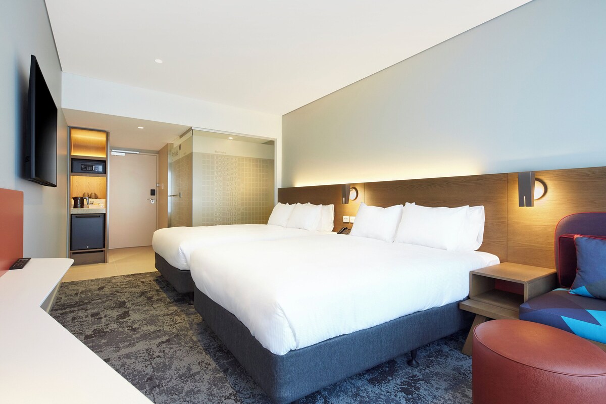 Standaard kamer, 2 queensize bedden | Luxe beddengoed, een kluis op de kamer, een bureau, een laptopwerkplek