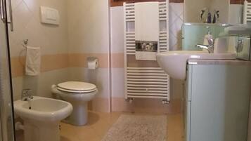 Kostenlose Toilettenartikel, Haartrockner, Handtücher, Seife
