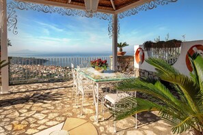 تناول الط�عام بالخارج