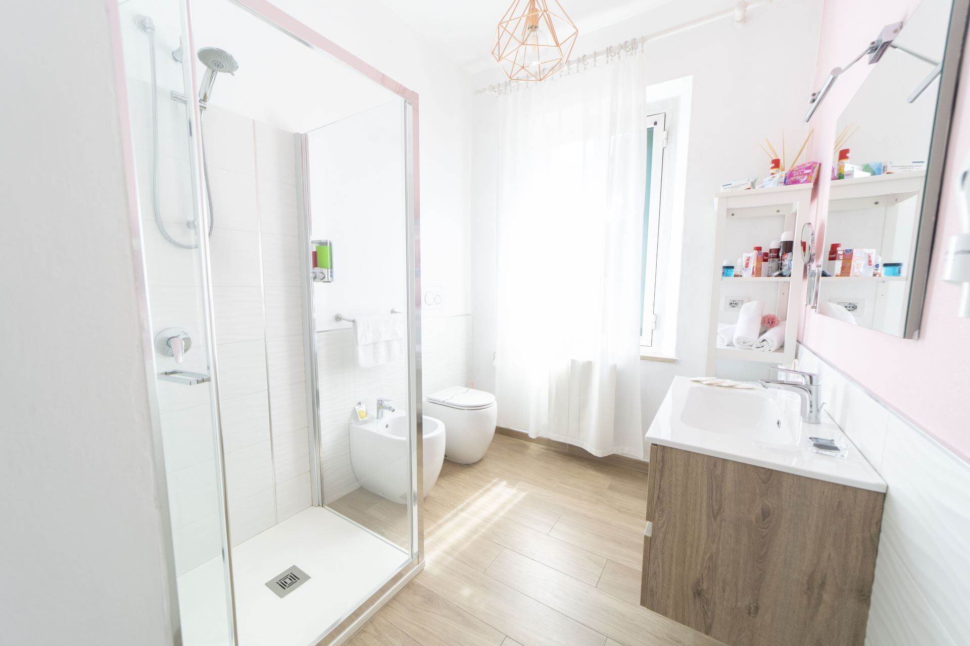 Douche, articles de toilette gratuits, sèche-cheveux