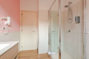 Douche, articles de toilette gratuits, sèche-cheveux