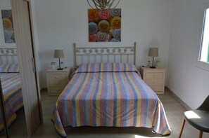 3 chambres, chambres insonorisées, fer et planche à repasser