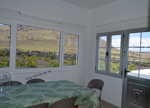Dining - House overlooking the volcano with garden, solarium, terrace and barbecue (Ye)