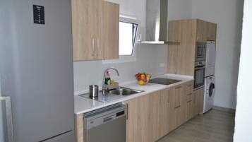 Een koelkast, een magnetron, een oven, een kookplaat