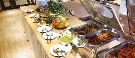 Breakfast, lunch, dinner served; Indian cuisine