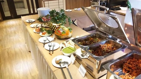 Se sirven desayunos, almuerzos y cenas; cocina india