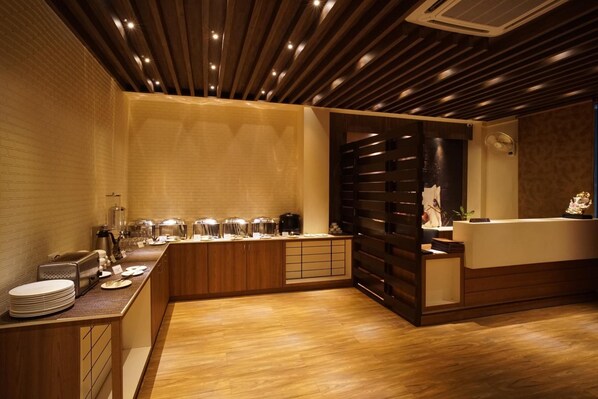 Serveert ontbijt, lunch, diner, Indische gerechten