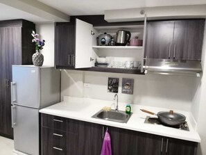 Batterie de cuisine, vaisselle et ustensiles