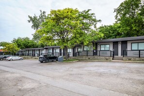 Free self parking - Motel Newstar Laval (Laval)