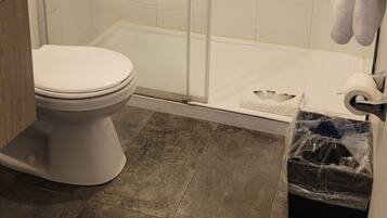 Chambre simple supérieure | Salle de bain | Articles de toilette écologiques, séchoir à cheveux, serviettes fournies