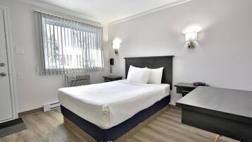 Chambre Standard, 1 grand lit | Décor unique, ameublement unique, bureau