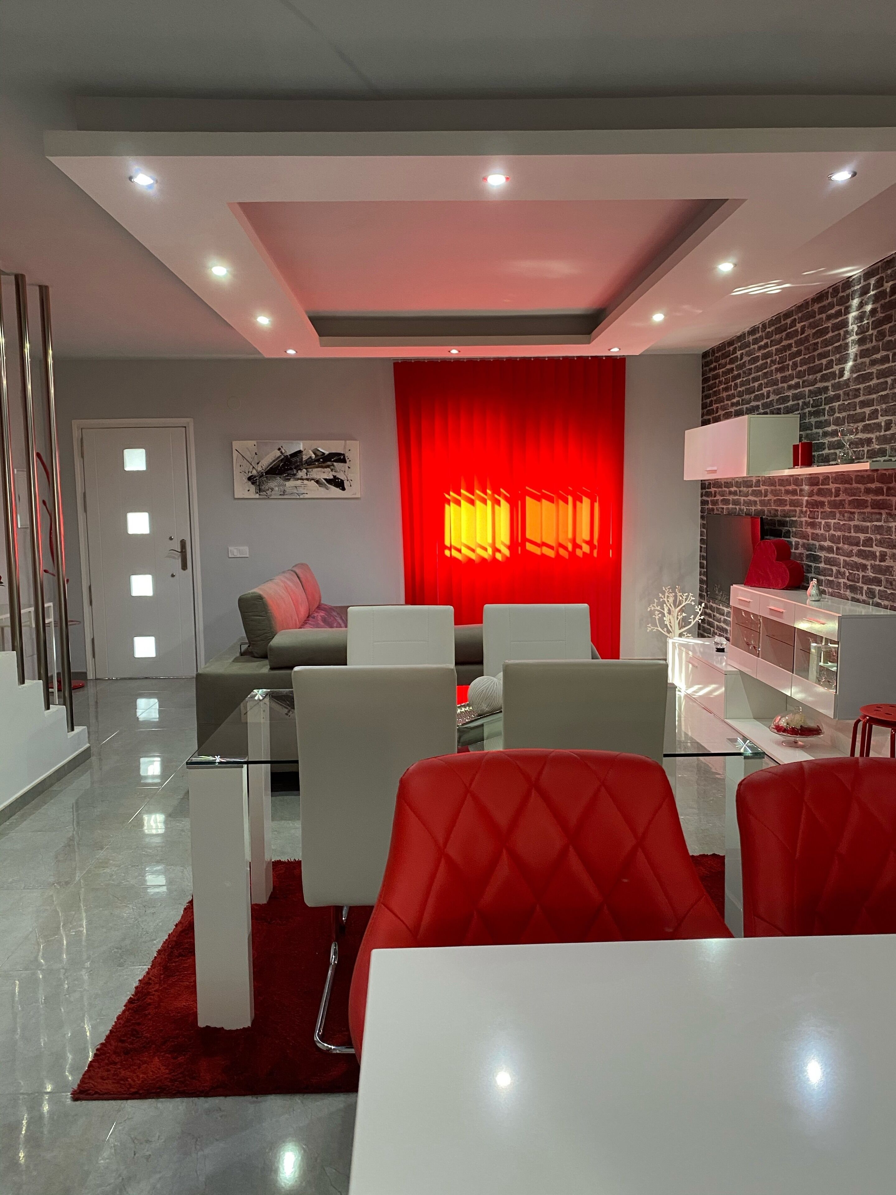 Una televisión, una chimenea