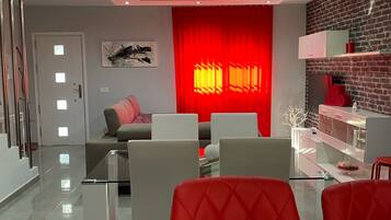 Una televisión, una chimenea