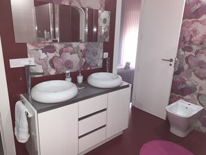 Douche, sèche-cheveux, bidet, serviettes fournies