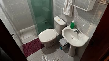 Habitación cuádruple Confort | Baño | Regadera y jabón