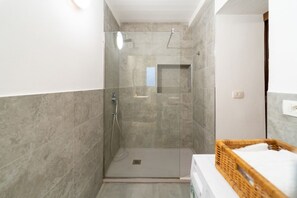 Douche, sèche-cheveux, bidet, serviettes fournies