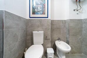 Shower, hair dryer, bidet, towels - WONDERFUL ORTIGIA Vicolo alla Giudecca Appt x5 (Siracusa)