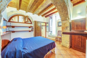 1 dormitorio, tabla de planchar con plancha, wifi y ropa de cama