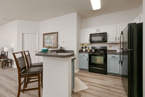 Geladeira, micro-ondas, fogão, cooktop