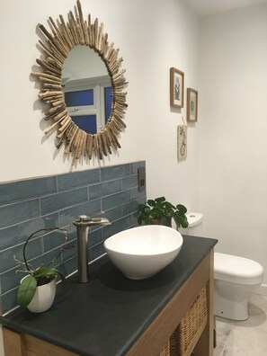 Combined shower/tub, hair dryer, towels, soap - Spacious Cornish beach house (Widemouth Bay)