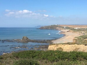 On the beach - Spacious Cornish beach house (Widemouth Bay)