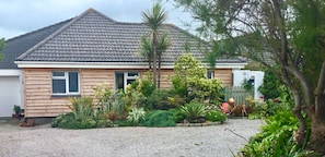 Exterior - Spacious Cornish beach house (Widemouth Bay)
