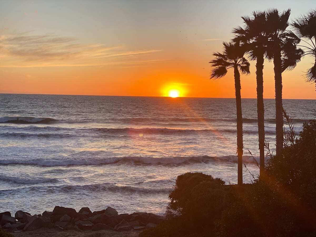 بالقرب من الشاطئ، كراسي للتشمس، مناشف للشاطئ