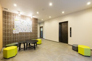 Lobby sitting area - M’s Hotel Gojo Odawara (Kyoto)