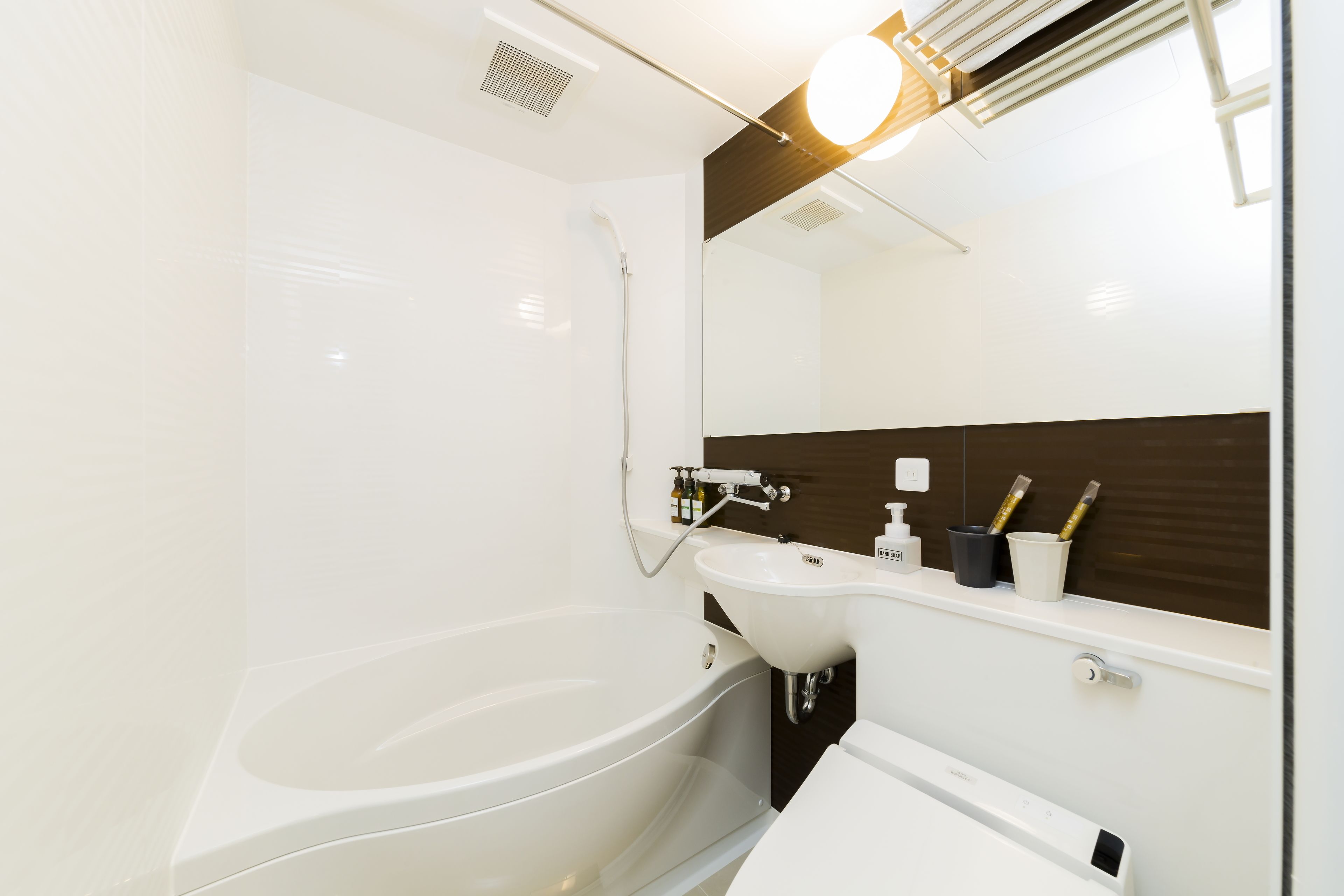 combined shower/bathtub, free toiletries, hair dryer, slippers