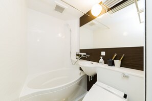 Tina con regadera, amenidades de baño gratuitas, secadora de cabello 