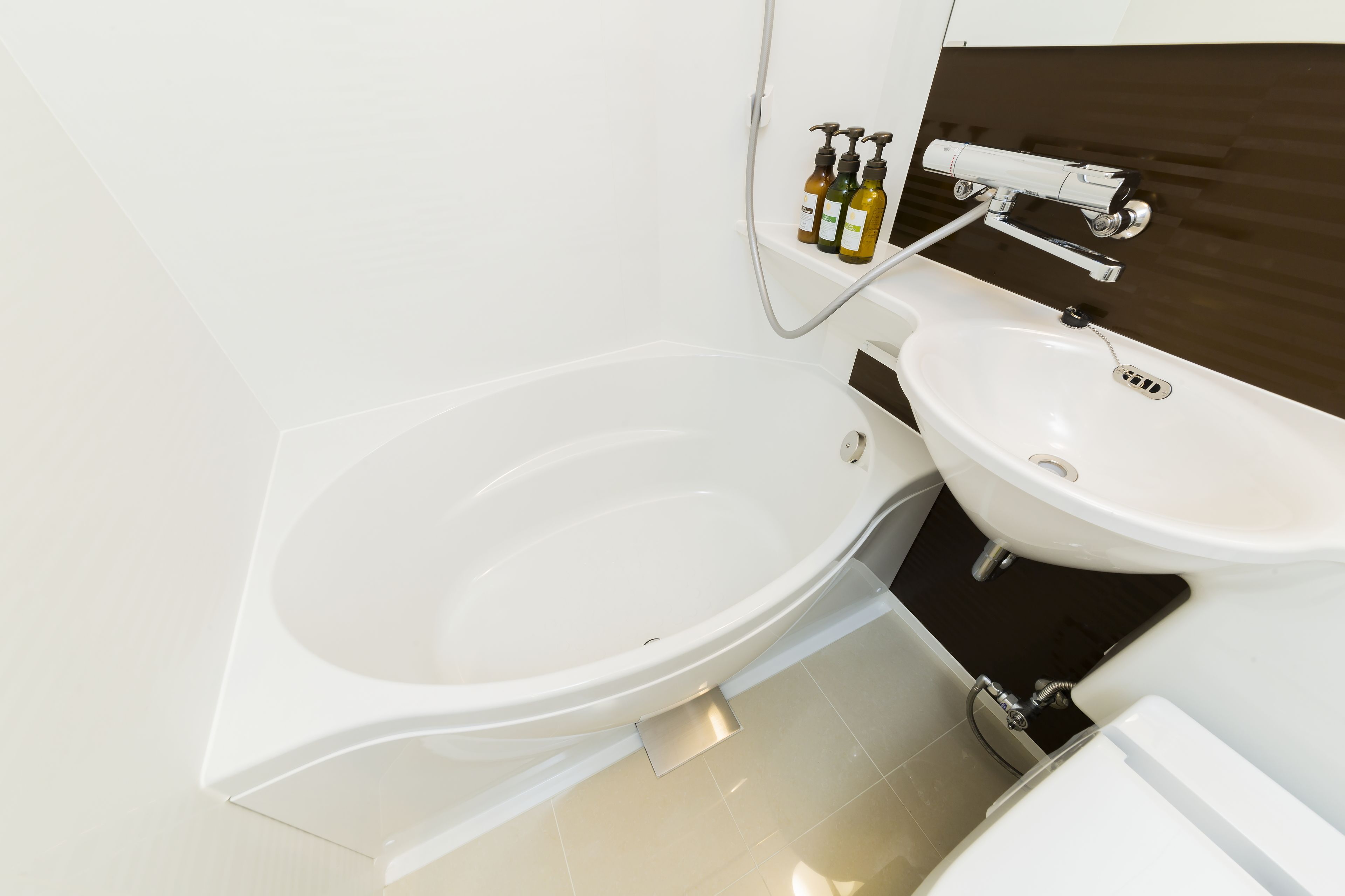 combined shower/bathtub, free toiletries, hair dryer, slippers