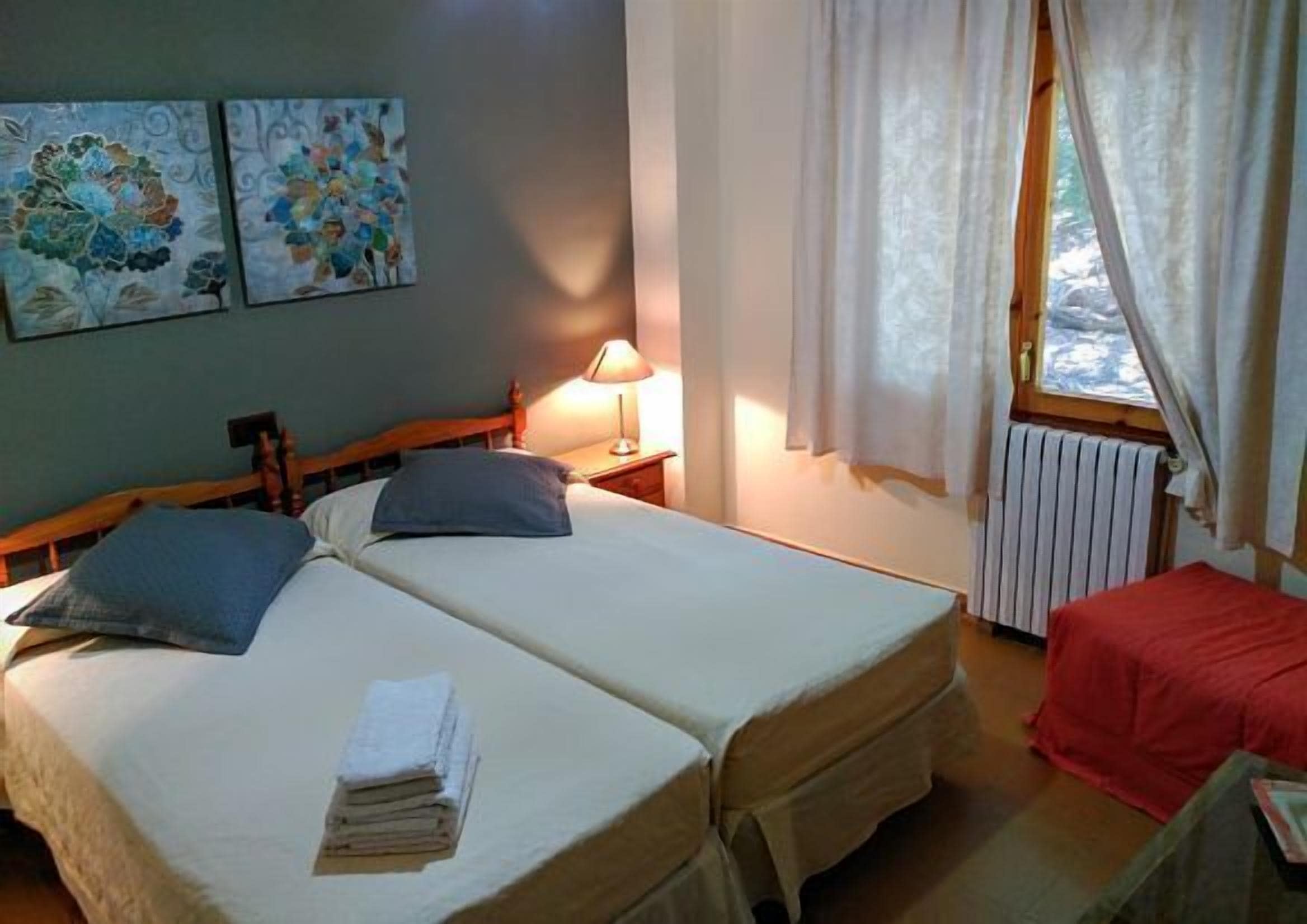 4 slaapkamers, een strijkplank/strijkijzer, reisbedje, gratis wifi