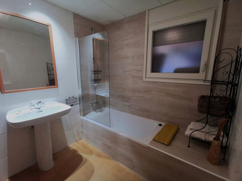 Combined shower/tub, bidet, towels, toilet paper