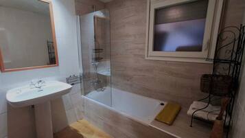 Combined shower/tub, bidet, towels, toilet paper