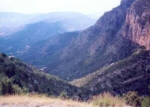 A mountainous landscape with steep cliffs and dense vegetation. - Casa Baltasar, ideal for families and friends, with garden and barbecue. (Isábena)