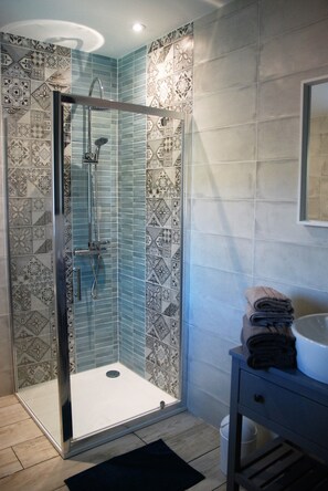 Bathtub, toilet paper