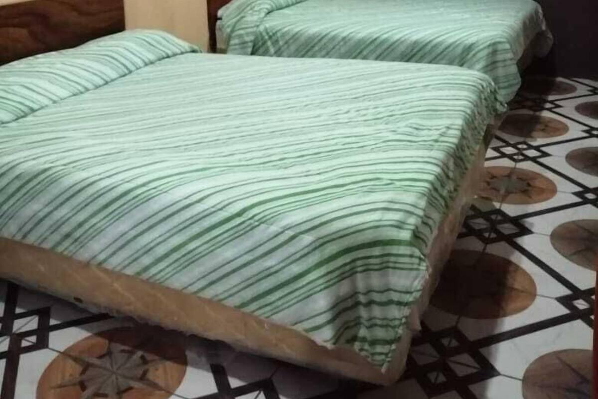 雙人房, 2 張標準雙人床 | 1 間臥室、熨斗/熨衣板、免費無線上網