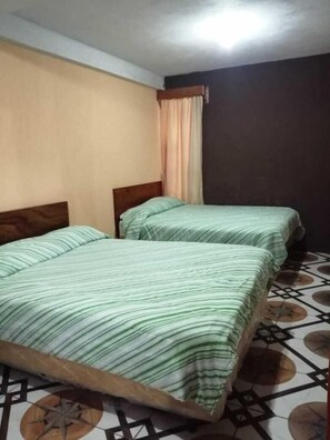 雙人房, 2 張標準雙人床 | 1 間臥室、熨斗/熨衣板、免費無線上網